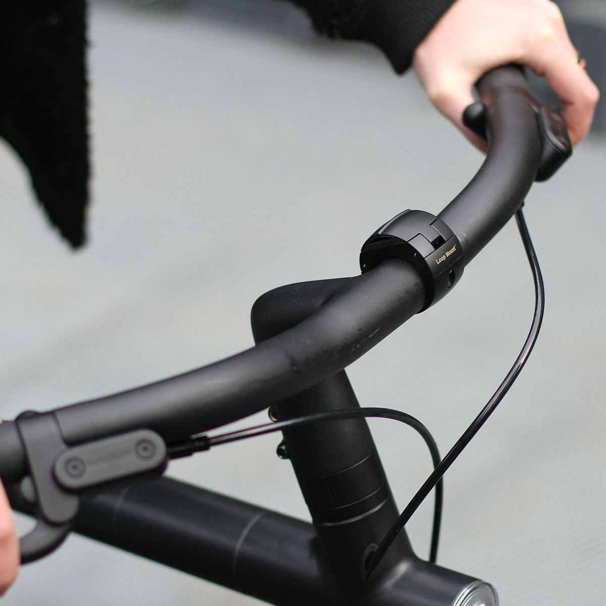 スマートフォンを外した状態のLOOP MOUNT Twistが付いたハンドル