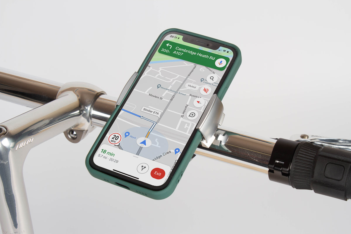 ハンドルに取り付けたLOOP MOUNT Twistにスマートフォンを縦向きに固定した写真